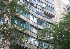 В Краматорске с балкона 9-ти этажного дома сорвалась женщина