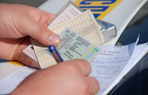 Переселенцам без прописки разрешили получать права и регистрировать авто