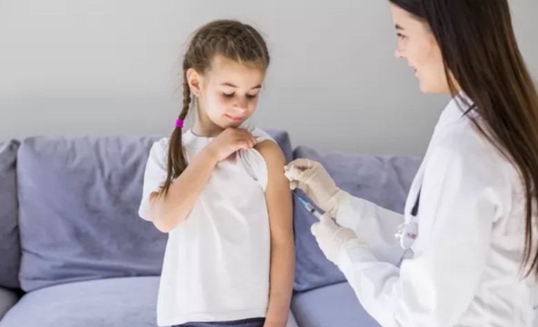 ВОЗ впервые рекомендовала вакцинацию детей от коронавируса