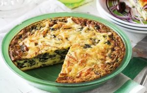 Ярко-зеленый и с кислинкой – рецепт пирога со щавелем к Троице