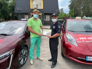 У Святогірську служба таксі отримала відзнаку «Безпечне таксі» від поліції