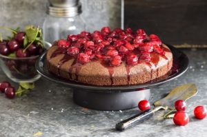 Шоколадный пирог с черешней: рецепт ягодного десерта