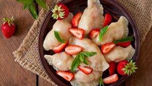 Вареники с клубникой: простой рецепт сладкого десерта