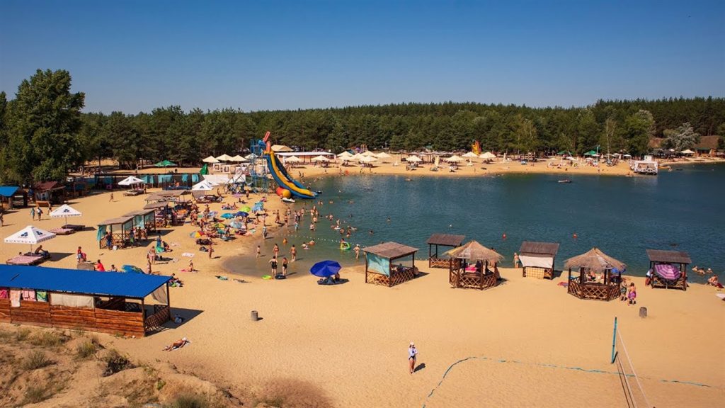 Это Голубые Озера — любимое место отдыха на Лиманщине. Рассказываем, почему сюда стоит приехать