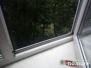 В Краматорске из окна четвертого этажа выпал двухлетний ребенок