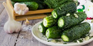 Малосольные огурцы за час: они ароматные, хрустящие и готовятся в простом пакете