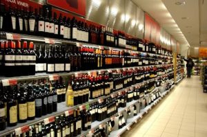 В Украине предлагают запретить продажу алкогольных напитков и сигарет в супермаркетах