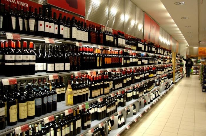 В Украине предлагают запретить продажу алкогольных напитков и сигарет в супермаркетах