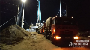 В Славянске аварийный мост через Казенный Торец заливают бетоном