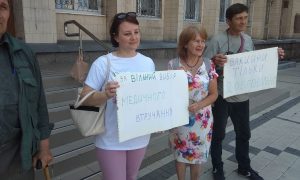 В Краматорске митинговали «антикоронавирусники» и «антимасочники»