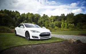 Автопилот Tesla считает луну желтым сигналом светофора