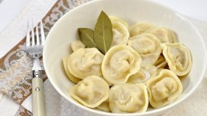 Чтобы пельмени не разваливались при варке надо знать несколько секретов