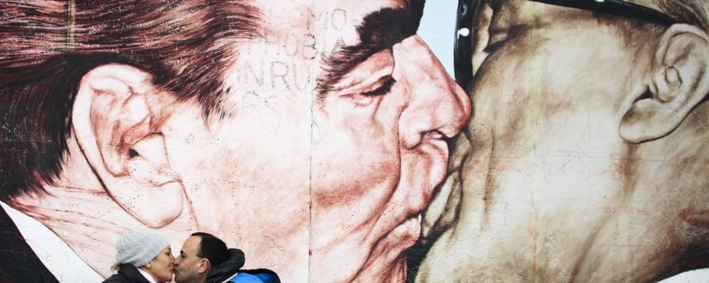 Світ відзначає День поцілунків. Що це за свято і найвідоміші поцілунки політиків