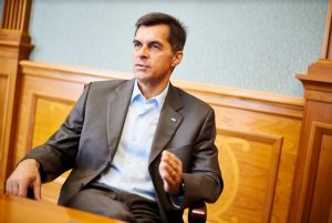 И хочет 17 млн грн компенсации. Бывший глава Укрзализныци требует восстановить его в должности через суд