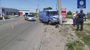 Chevrolet не уступил дорогу, от чего авто Газ наехало на опору ЛЕМ: подробности ДТП в Славянске