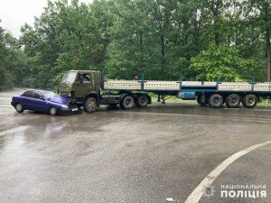 Под Славянском грузовик наехал на легковушку