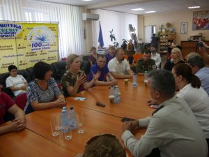 Міністерка у справах ветеранів передала центральній бібліотеці у Слов’янську книжки з «Книжкового Арсеналу»