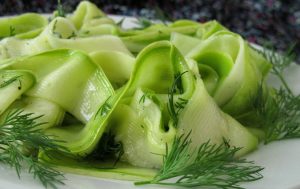 Маринованные кабачки быстрого приготовления с мёдом и яблочным уксусом