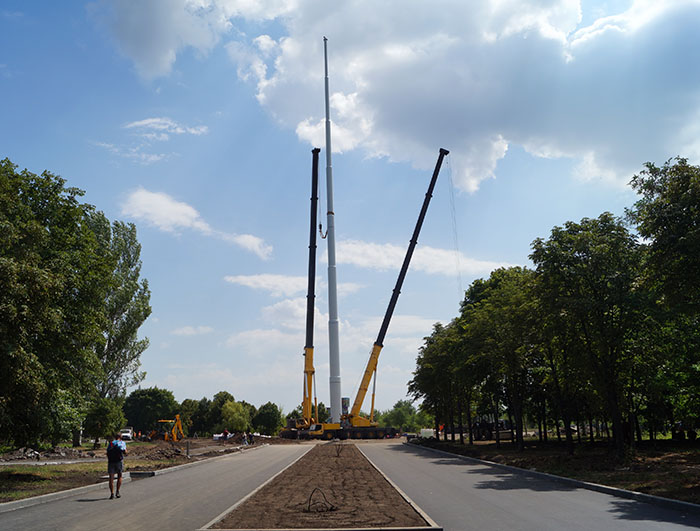 В Краматорске установили 80-метровый флагшток