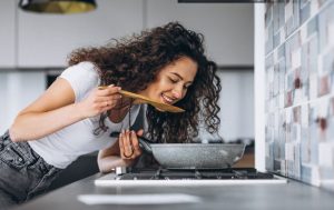 Медики з’ясували, які продукти не можна підігрівати повторно: стають токсичними