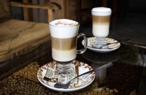 Как обычный кофе с молоком превратился в латте и почему в Италии, заказав latte, вы получите обычный стакан молока