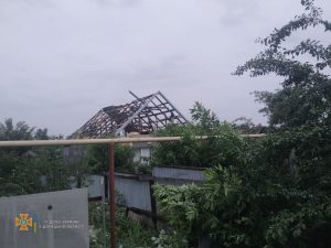 Непогода на Донетчине: в Славянске дерево упало на 8-летнюю девочку, а в Лимане вышка рухнула на молодую женщину