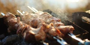 Луковый, кефирный и маринад из киви: простые рецепты для шашлыков от Лизы Глинской