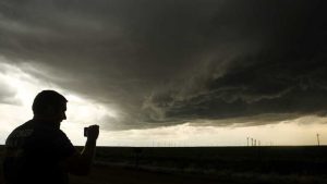 Можно ли пользоваться смартфоном во время грозы