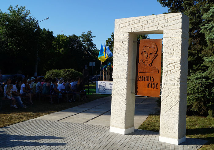 В Краматорске открыли памятник поэту-диссиденту Василю Стусу