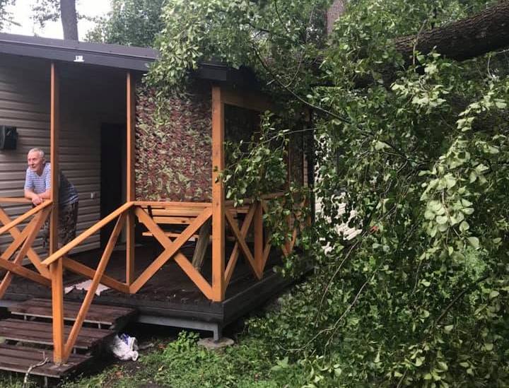 На турбазе НКМЗ в Щурово стихия повредила несколько домиков