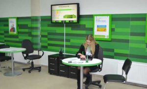 В ПриватБанке хотят закрыть сотни отделений по всей стране: что случилось