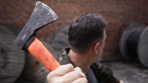 В Краматорске из-за ссоры на рыбалке мужчина ударил товарища топором