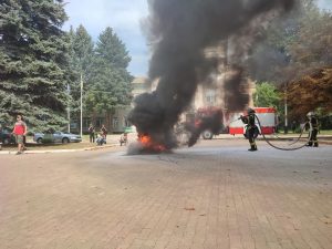 Палають шини. Акції протесту проти Вадима Ляха тривають біля обласної адміністрації