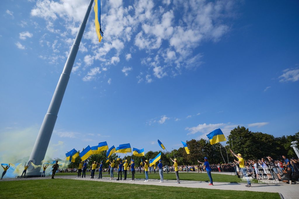 ФОТО: у Краматорську здійняли на 80-метрову щоглу найбільший у Донецькій області синьо-жовтий стяг
