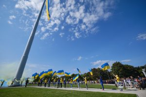 ФОТО: у Краматорську здійняли на 80-метрову щоглу найбільший у Донецькій області синьо-жовтий стяг