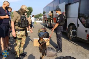 СБУ закликає громадян утримуватись від перевезення анонімних посилок