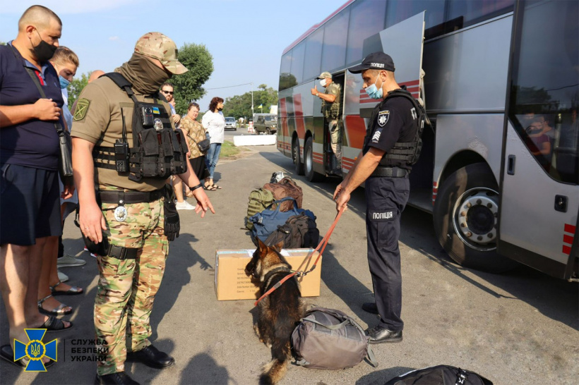 СБУ закликає громадян утримуватись від перевезення анонімних посилок