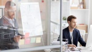 При сидячей работе простой шаг может уменьшить риск для здоровья