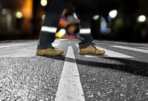 Водители и пассажиры в Украине обязаны будут надевать светоотражающие элементы