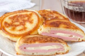 Оладьи с колбасой и сыром: рецепт вкусного завтрака