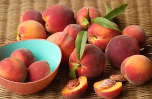 Как вкусно законсервировать персики: 2 способа приготовления