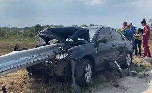 На трассе Киев – Харьков отбойник проткнул авто насквозь: два человека погибли на месте