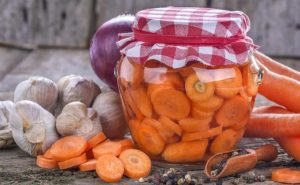 Заготовки на зиму: вкусная и сочная консервированная и маринованная морковка