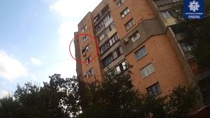 “Зробіть крок назад!”: у Краматорську патрульні переконали жінку не стрибати з сьомого поверху