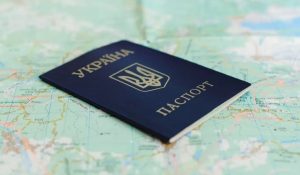 В Украине официально приравняли е-паспорт к бумажному