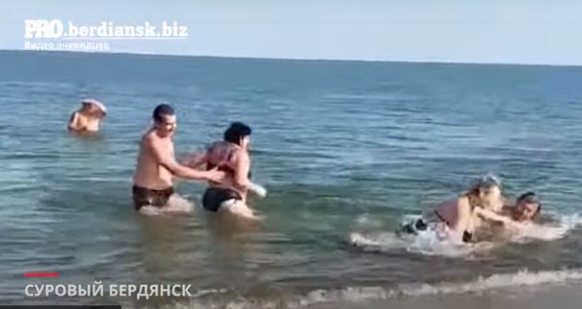В Бердянске отдыхающие подрались из-за медуз (ВИДЕО)