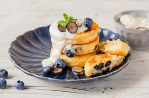 Сырники с изюмом: рецепт вкусного завтрака