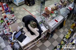 Подросток с игрушечным пистолетом ограбил магазин в Лимане