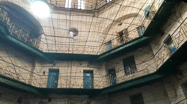 Заключенным разрешат пользоваться интернетом и телефонами