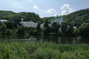 Святогорск: красивая природа, лежаки по 100 грн. и «золотые унитазы»